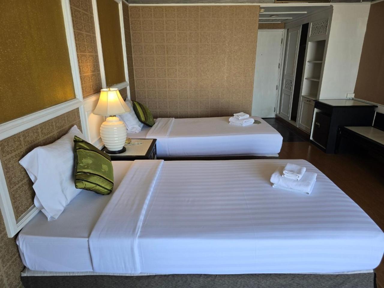 Hotel First Pacific Cirrus à Pattaya Extérieur photo